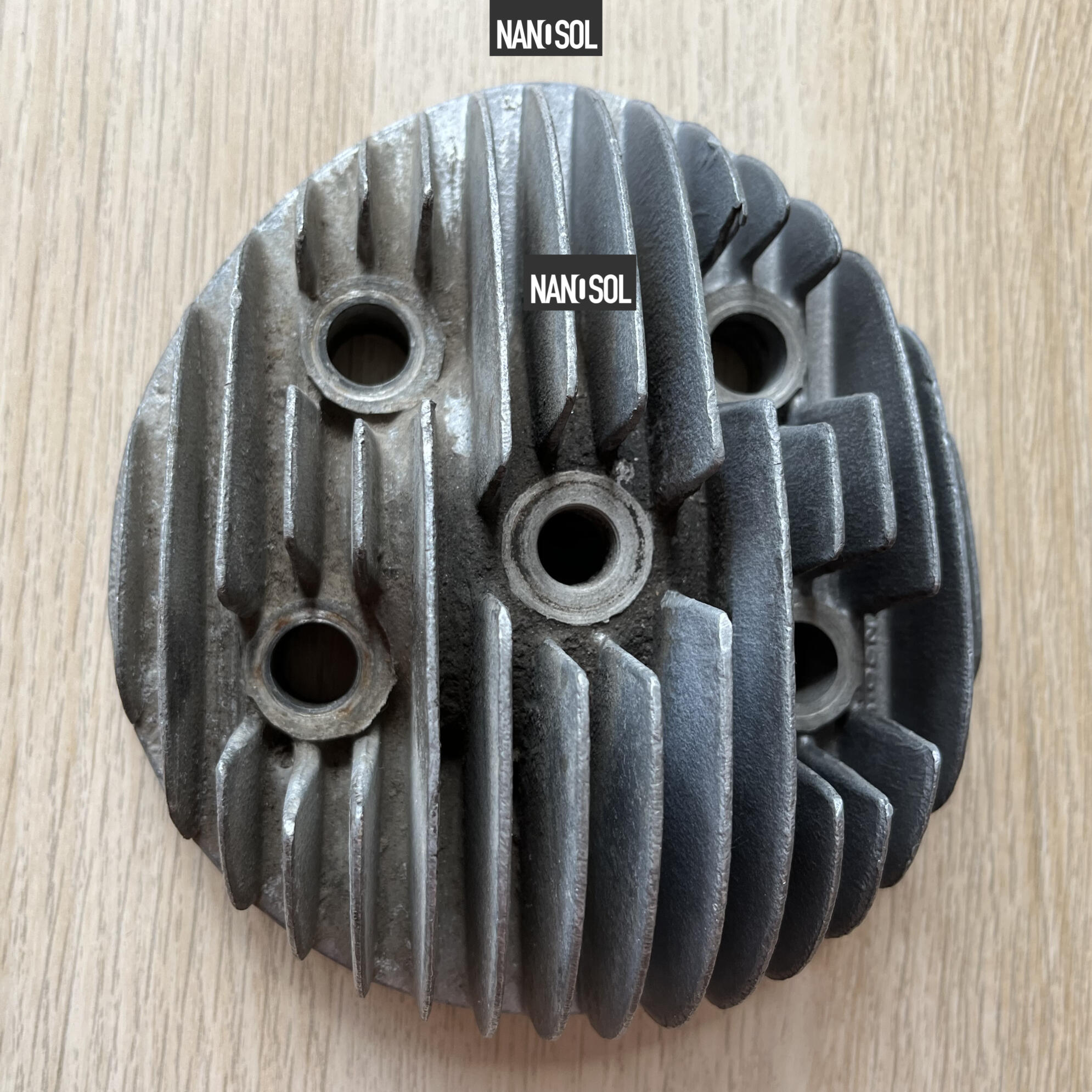 80100001-Alu-Cleaner-cisteni-hlavy-Jawa-250-38-nanosol Pohled mezi nevyčištěná žebra hlavy motoru