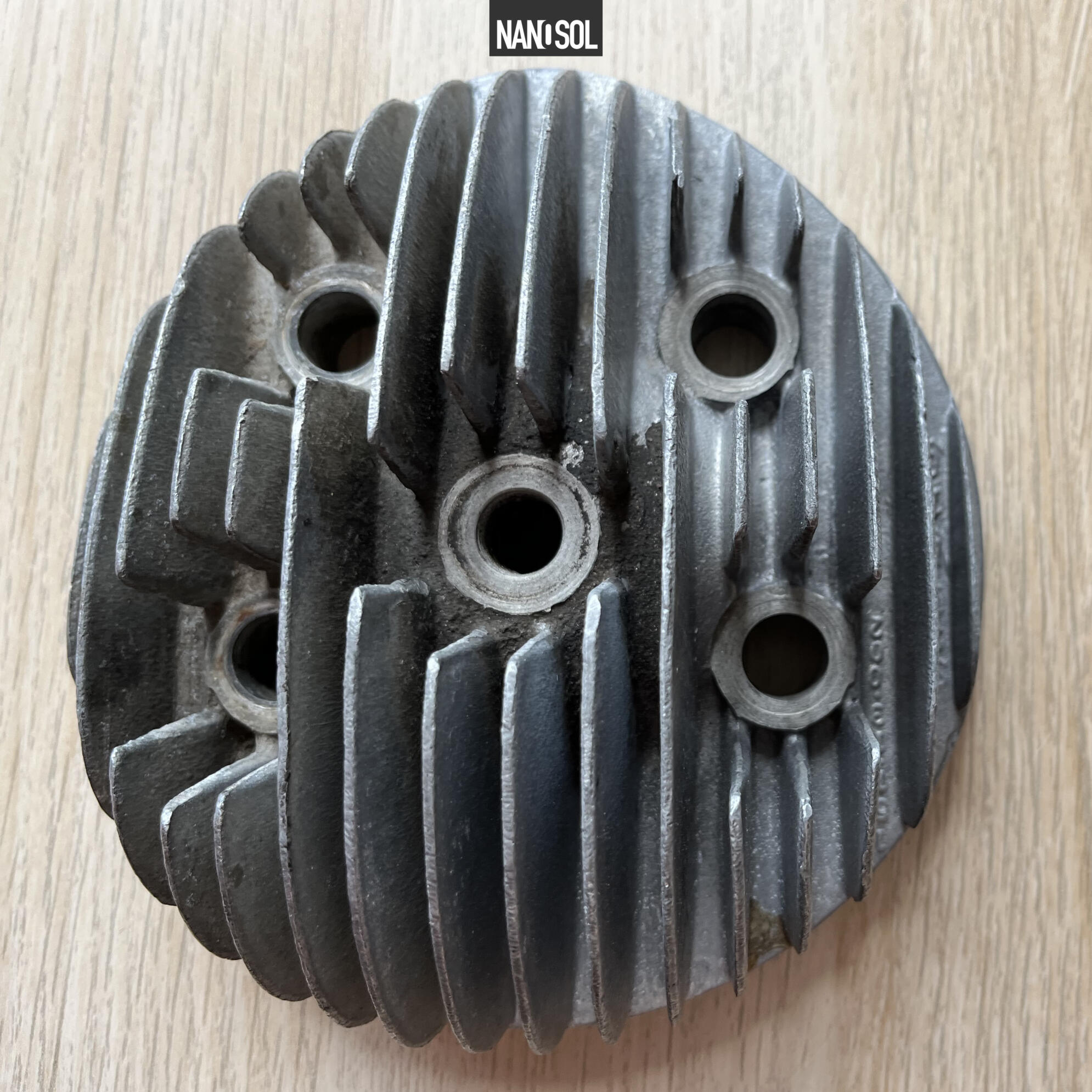 80100001-Alu-Cleaner-cisteni-hlavy-Jawa-250-40-nanosol Pohled mezi žebra vyčištěné části